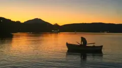 Un pescador en un mar en calma