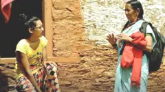 स्वयंसेविका पार्वती भाट स्थानीयसँग।