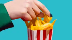 Ilustração de mão pegando batatas fritas