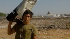 '쓰레기장에서 찾은 음식 먹어요' 가난에 떠밀린 아르헨티나 십대들