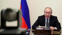 Путин во время видеоконференции