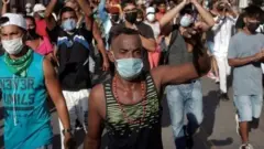 Les manifestants ont scandé des slogans en défilant dans les rues dimanche