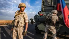 Yaklaşık 300 Rus askeri polisi devriye görevi için Suriye-Türkiye sınırında.