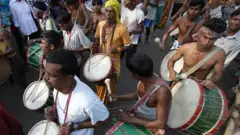 বাংলাদেশে গোপালগঞ্জের ওড়াকান্দিতে মতুয়া সম্প্রদায়ের কিছু মানুষ