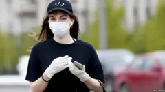 కరోనావైరస్ ఫేసు మాస్కుతో యువతి