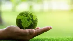 Green Peace a été a été une trouvaille d'un jeune qui avait parlé à une réunion des Hippies en 1970 de.....paix verte....