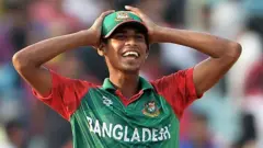 ৭ ম্যাচে ৮ উইকেট নিয়েছেন মুস্তাফিজ। যার মধ্যে ম্যাচ জেতানো ২০ রানে তিন উইকেটও ছিল তার পুরোনো দল সানরায়জার্স হায়দ্রাবাদের বিপক্ষে।