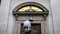 Vernik ispred crkve tokom korona virusa