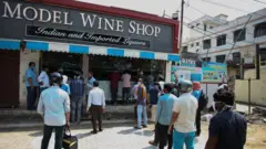 আল্লাহাবাদে মদের দোকানে লাইন, ০৪-০৫-২০২০