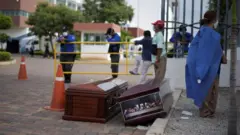 Dos ataúdes en una calle de Guayaquil