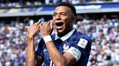 Kylian Mbappe slavi gol proti Senegalu na stadionu New York New Jersey 16. junija 2026