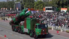 Míssil BrahMos sendo exibido em parada militar