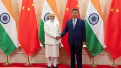 প্রেসিডেন্ট শি জিনপিংয়ের সঙ্গে ভারতের প্রধানমন্ত্রী নরেন্দ্র মোদী। 