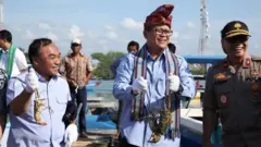 Menteri KKP Edhy Prabowo (tengah) meninjau pembesaran lobster di NTB.