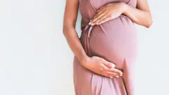 கொரோனா வைரஸ்: தேவையற்ற கர்ப்பங்கள், மன அழுத்தத்தில் பெண்கள் - பிரச்சனையும், தீர்வும்