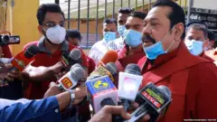 සිය ඡන්දය භාවිත කිරීමෙන් අනතුරුව මාධ්‍ය අමතන අගමැති මහින්ද රාජපක්ෂ