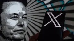 Elon Musk à côté du logo de X.