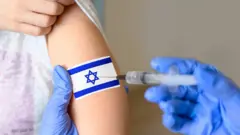 مواطن إسرائيلي يتلقى لقاح كورونا