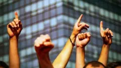Período prolongado de incertezas durante lockdown fez com que muitos passassem a questionar propósito de seu trabalho e o próprio sistema econômico.