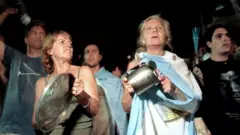 Manifestantes con cacerolas en la mano el 19 de diciembre de 2001 en Buenos Aires.