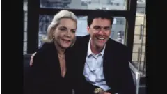 2000年8月，Lauren Bacall 和BBC2頻道主持人Mark Cousins