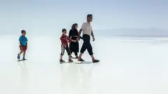 كيف عادت الحياة إلى ثاني أكبر بحيرة في العالم بعدما كانت على وشك الاختفاء؟