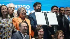 La candidata presidencial, Jeannette Jara junto al actual presidente chileno Gabriel Boric.