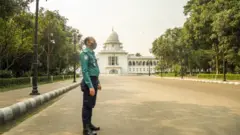 ঢাকার হাই কোর্টের সামনে একজন পুলিশ, ০৩/১২/২০২০