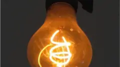 Lâmpada Centenária, que ilumina quartel dos bombeiros na Califórnia (EUA) há mais de um século, tem mais de 1 milhão de horas de uso e entrou para o Livro Guinness de Recordes.