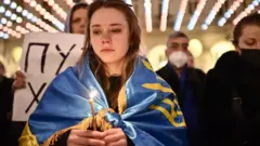 Shugaban ƙasar Ukraine ya bai wa ƴan ƙasar shawara da ka da su ruɗe sanna su ɗauki makamai don kare kansu daga Rasha.