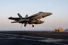تستعد مقاتلة أمريكية من طراز F/A-18E للهبوط على متن حاملة الطائرات 'أبراهام لينكولن' في عرض البحر ضمن عملية 'الغضب الملحمي' في الأول من مارس 2026. يأتي هذا النشاط العسكري عقب تأكيد مقتل المرشد الإيراني علي خامنئي في هجوم أمريكي إسرائيلي مشترك، وما تبعه من رد إيراني واسع بالصواريخ والمسيرات استهدف إسرائيل وحلفاء واشنطن في المنطقة.