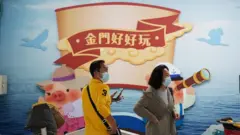在金門水頭碼頭的出入境大廳，乘客經由"小三通"在金門與廈門之間往返。