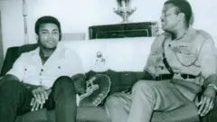 Aworan Omobolaji Johnson ati Muhammad Ali