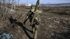 Umusirikare wa Ukraine ku rugamba i Irpin, mu majyaruguru ya Ukraine.