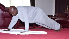 Museveni montre l'exemple en train de s'entrainer