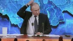 Матбуот анжумани нега бекор қилингани айтилмади, аммо бу россияликлар орасида Путиннинг Украинага бостириб киришидан норозилик кайфияти ошиши манзарасида юз бермоқда.