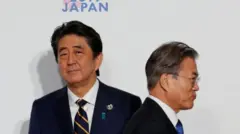 Thủ tướng Nhật Shinzo Abe chỉ chụp ảnh chứ không hội đàm với Tổng thống Nam Hàn Moon Jae-in tại G20