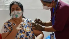 રસીકરણ કેન્દ્ર પર રસી લેતા મહિલા