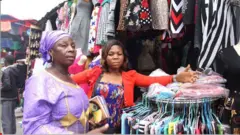 Ụmụnwaanyị nọ n'ahịa