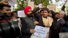 အိန္ဒိယမှာ နိုင်ငံသား ဖြစ်ခွင့် ဥပဒေနဲ့ ပတ်သက်လို့ နိုင်ငံ အရှေ့မြောက်ပိုင်းမှာ လူထောင်ပေါင်းများစွာ ဆန္ဒပြ