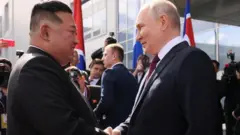 Kim (ibumoso) na Putin basuhuzanya i Cosmodrome mu Burusiya, ku itariki ya 13 Nzeri (9) mu 2023