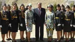 Тожикистон Президенти Имомали Раҳмон атлас кийимли ички ишлар вазирлиги ходималари билан бирга тушган фото