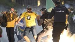 Entrentamiento de bolsonaristas con policías en Brasil