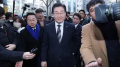 이재명 더불어민주당 대표와 당 관계자들이 취재인에 둘러싸인 모습