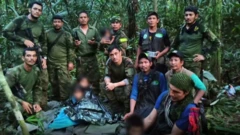 بعض أفراد الجيش ساعدوا فرق الإنقاذ في البحث عن الأطفال.