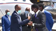 Muusa Biixi waxaa soo dhoweeyay xubin sare oo ka tirsan maamulka kenya, Ababu Namwamba.