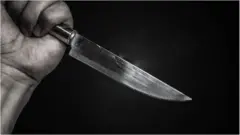 Ẹnikan mu ọbẹ lọwọ