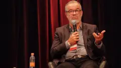 Jungmann sentado e gesticulando enquanto fala em evento
