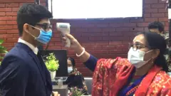 কর্মকর্তারা বলছেন, প্রত্যেক যাত্রীকে থার্মাল স্ক্যানারের ভেতর দিয়ে যেতে হচ্ছে। কারো যদি তাপমাত্রা পাওয়া যায়, তাহলে তাকে পুনরায় পরীক্ষা করা হচ্ছে।