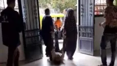 የኤድስ ህመምተኛው በግድ ተጎትቶ ሲወጣ